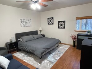 2 bedrooms, desk, travel cot, free WiFi - Southside 2-bedroom guest suite, ground level with private entrance (Anchorage)