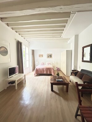 Iron/ironing board, free WiFi, bed sheets - Serene garden apartment in le Marais (Paris)