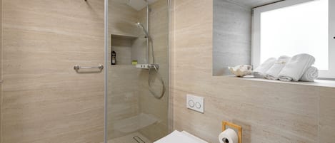 Séchoir à cheveux, bidet, serviettes fournies, savon
