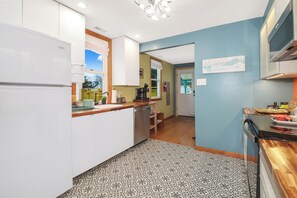 Private kitchen - Cape Bay Escape, on the Delaware Bay! 3 bedrooms, sleeps 10, central air! (Cape May)