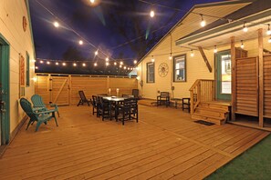 Outdoor dining - 5-Min Walk to Bay Beach • Sleeps 10 • Sunset Views • Huge Deck + Outdoor Shower (Cape May)
