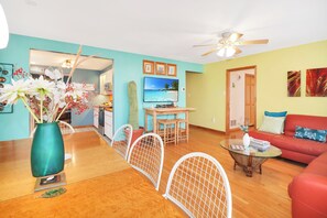 Living area - Cape Bay Escape, on the Delaware Bay! 3 bedrooms, sleeps 10, central air! (Cape May)