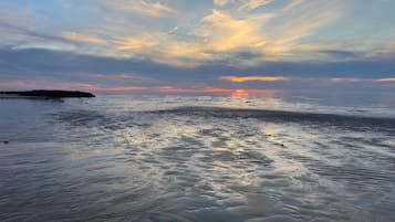 Nær stranden, solsenger og strandhåndklær
