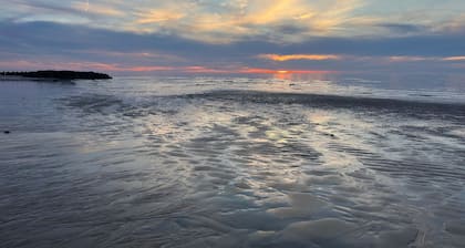 5-Min Walk to Bay Beach âą Sleeps 10 âą Sunset Views âą Huge Deck + Outdoor Shower