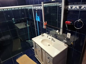 Shower, hair dryer, bidet, towels - Tecno House - spaces near Sesc Franca, Facef, Unesp (Franca)