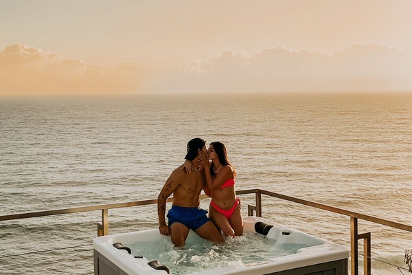 Outdoor spa tub