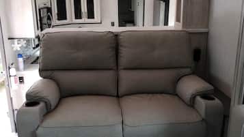 Een televisie en een open haard