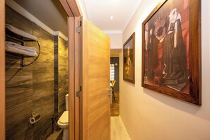Luxury Süit | Banyo | Terlik 