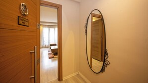 Una camera executive con una porta in legno, una maniglia in metallo e una targa che indica il numero 3.