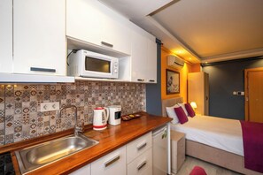 Junior Studio | Soundproofing, iron/ironing board, free WiFi - Marida Suits (Istanbul)