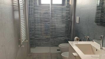 Dusche, Haartrockner, Bidet, Handtücher