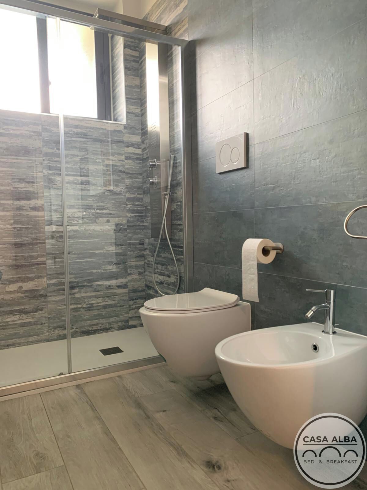 Ducha, secador de pelo, bidet, toallas