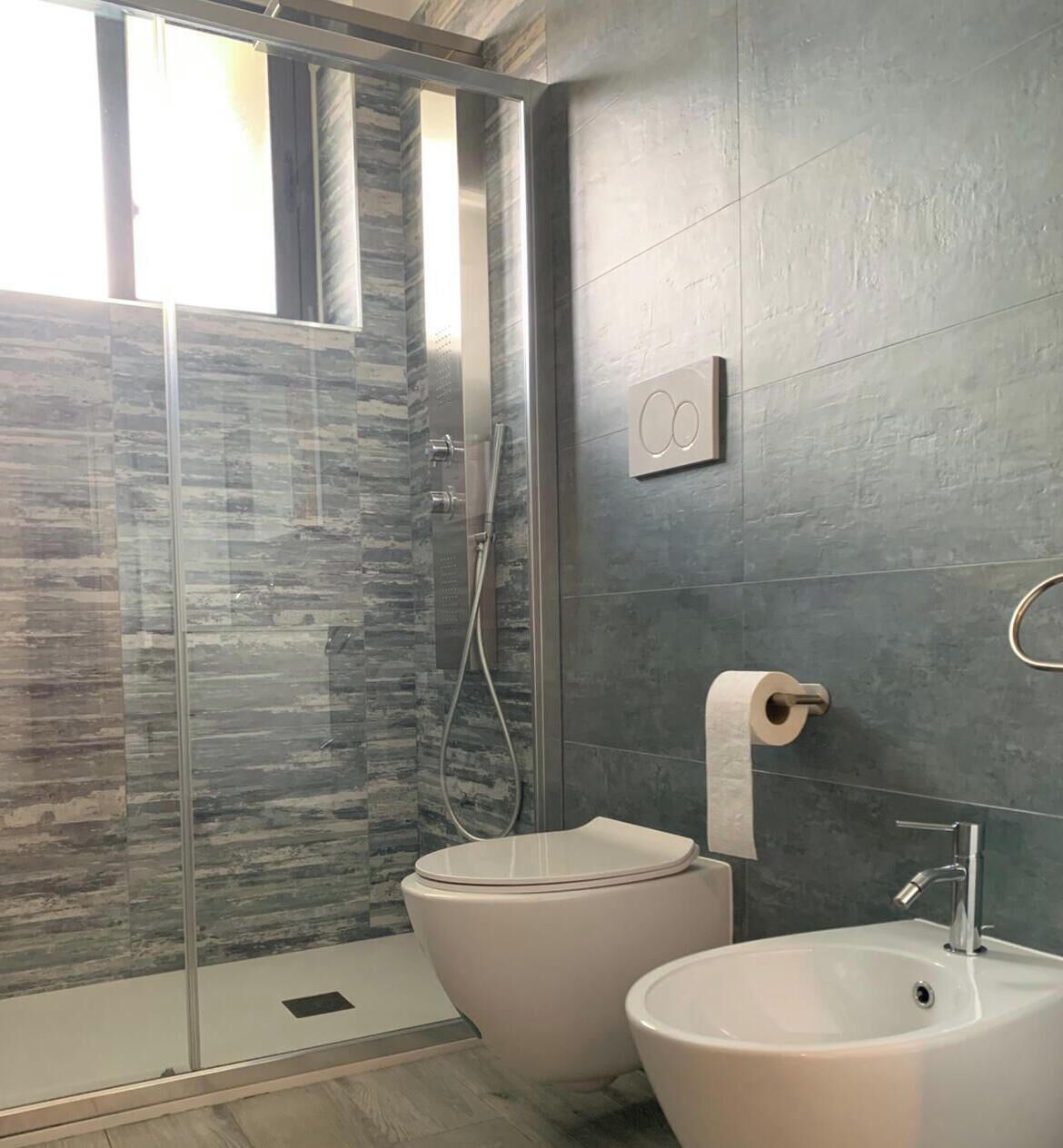 Dusche, Haartrockner, Bidet, Handtücher