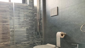 Dusche, Haartrockner, Bidet, Handtücher