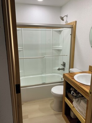 Secador de cabelo, toalhas de banho, sabonete, papel higiênico