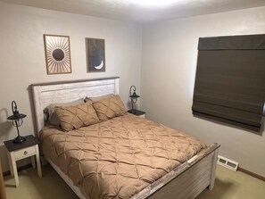 5 bedrooms, iron/ironing board, WiFi, bed sheets - Cozy, Spacious Cyclone Retreat in Ames (Ames)