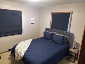 5 bedrooms, iron/ironing board, WiFi, bed sheets - Cozy, Spacious Cyclone Retreat in Ames (Ames)