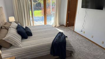 5 bedrooms, iron/ironing board, WiFi (free), bed sheets