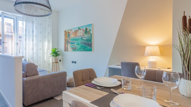 Dining - One Bedroom Apartment (VARENNA)