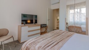 Room - One Bedroom Apartment (VARENNA)