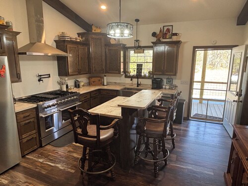 Remote, spacious and cozy farmhouse in Myrtle, MO