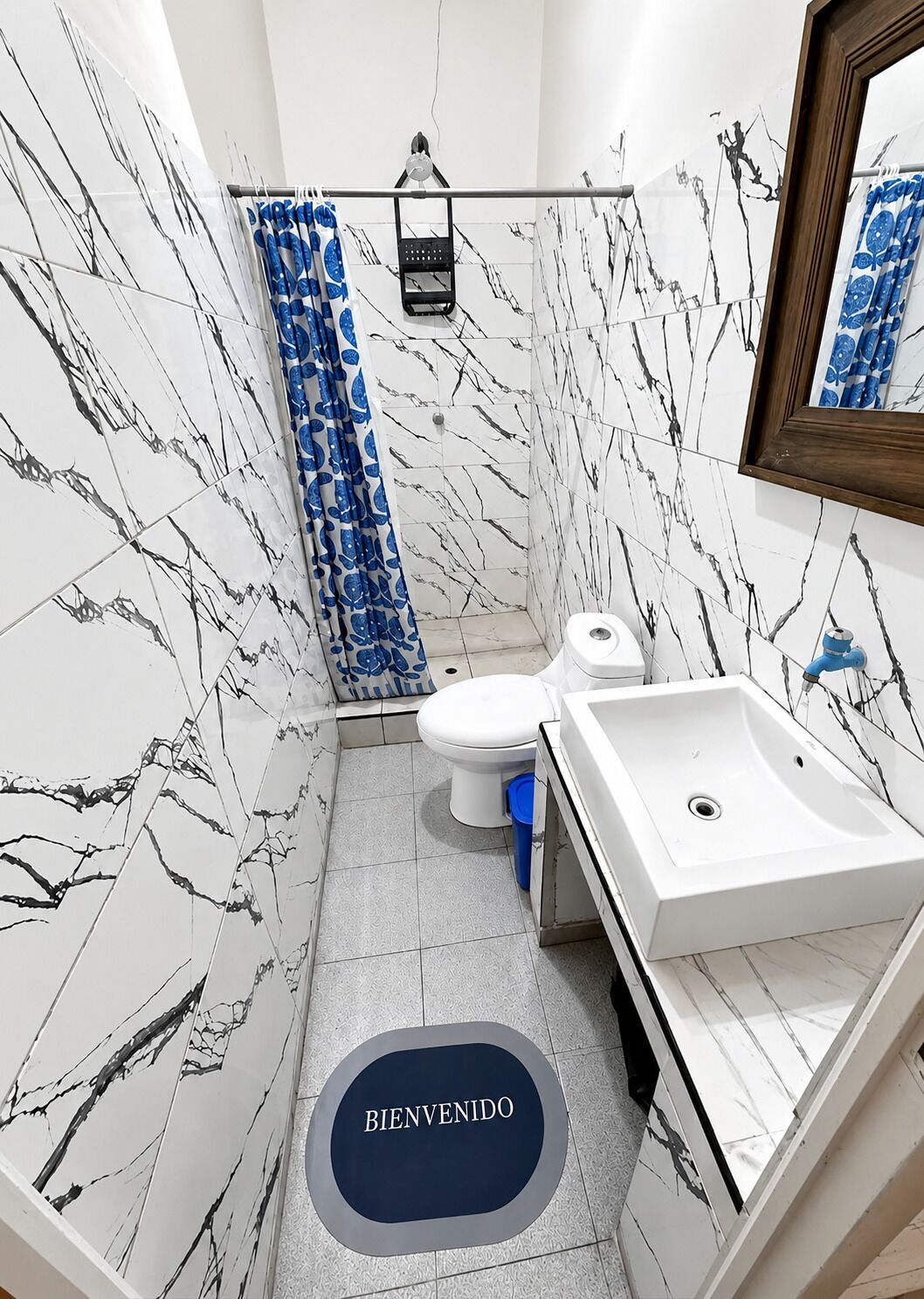 Ein Badezimmer mit Toilette, Waschbecken und Duschbereich.