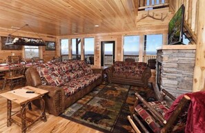 Living area - 5 BR Cabin with Breathtaking Views for Miles (Sevierville)