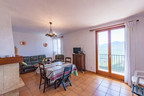 Living area - Charming accommodation in the heart of Corsica - close to Corte and the sea (Altiani)