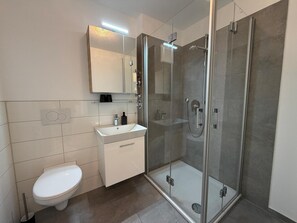 Shower, hair dryer, towels - Modern apartment in Friedrichshafen with balcony, elevator and parking space (Friedrichshafen)