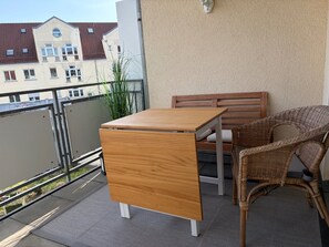 Outdoor dining - Modern apartment in Friedrichshafen with balcony, elevator and parking space (Friedrichshafen)