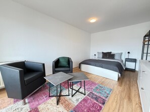 1 bedroom, free WiFi, bed sheets - Modern apartment in Friedrichshafen with balcony, elevator and parking space (Friedrichshafen)