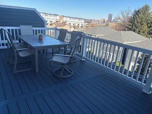 Outdoor dining - Minutes to Acrisure, two balconies with city views, two car garage (Pittsburgh)