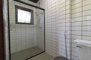 Douche, sèche-cheveux, serviettes fournies, papier toilette