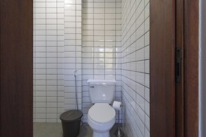 Douche, séchoir à cheveux, serviettes fournies, papier de toilette
