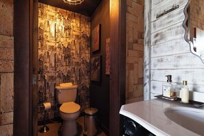 Douche, séchoir à cheveux, serviettes fournies, papier de toilette