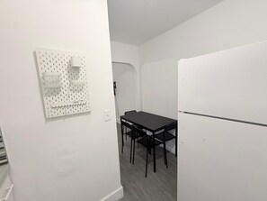 Dining - Nice & Simple Studio   E (Hollywood)