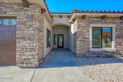 Sundance Lake Retreat! Spacious 4-bedroom house in serene Bullhead City!
