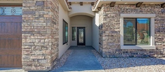 Sundance Lake Retreat! Spacious 4-bedroom house in serene Bullhead City!