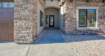 Sundance Lake Retreat! Spacious 4-bedroom house in serene Bullhead City!