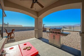 Terrace/patio - Sundance Lake Retreat! Spacious 4-bedroom house in serene Bullhead City! (Bullhead City)