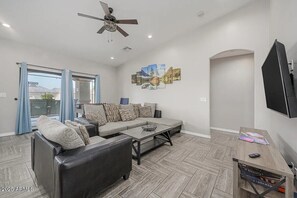 Living area - Sundance Lake Retreat! Spacious 4-bedroom house in serene Bullhead City! (Bullhead City)