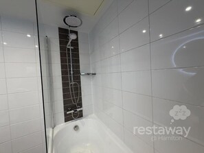 Hair dryer, towels, soap, shampoo - restaway@Hamilton - Next to the Racecourse - Central Location! (Doncaster)