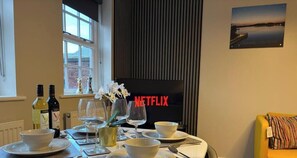Dining - restaway@Hamilton - Next to the Racecourse - Central Location! (Doncaster)