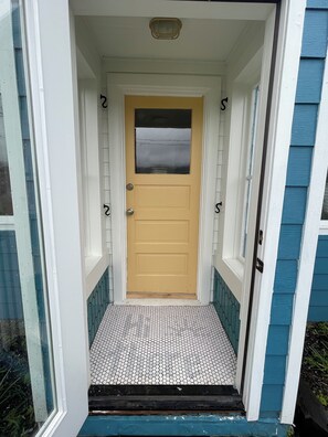 Exterior detail - 2 Queen beds, walk to beach & downtown, riverview, dogs welcomed! (Seaside)