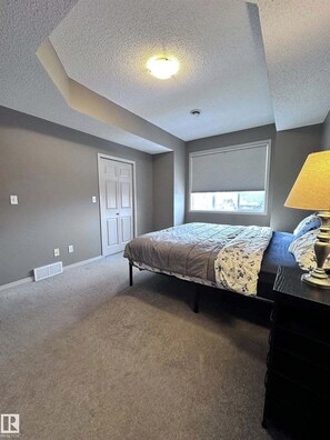 Room - Entire luxury townhouse - upscale Terwillegar area - Almost 1800 sq ft! (Edmonton)