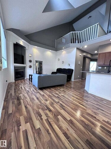 Entire luxury townhouse - upscale Terwillegar area - Almost 1800 sq ft!