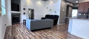 Entire luxury townhouse - upscale Terwillegar area - Almost 1800 sq ft!
