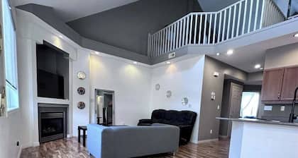 Entire luxury townhouse - upscale Terwillegar area - Almost 1800 sq ft!