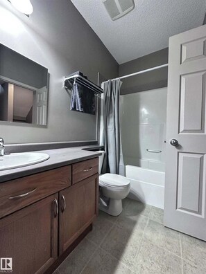 Bathroom - Entire luxury townhouse - upscale Terwillegar area - Almost 1800 sq ft! (Edmonton)