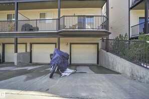 Exterior - Entire luxury townhouse - upscale Terwillegar area - Almost 1800 sq ft! (Edmonton)